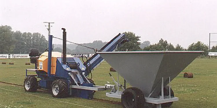 Grabenfräse GM 1 Allrad im Ausseneinsat auf einem Sportplatz
