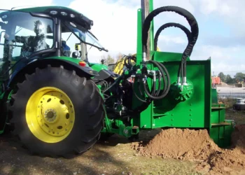 Bild einer GM 300 H Grabenfräse von Lingener Baumaschinen in Aktion, während sie effizient Kabel verlegt.