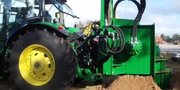 Bild einer GM 300 H Grabenfräse von Lingener Baumaschinen in Aktion, während sie effizient Kabel verlegt.