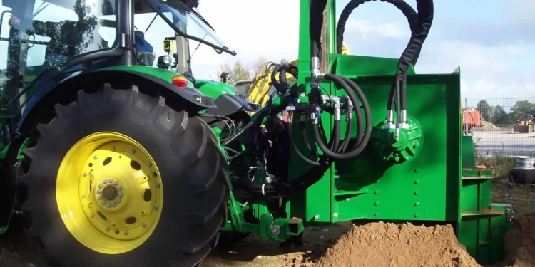 Bild einer GM 300 H Grabenfräse von Lingener Baumaschinen in Aktion, während sie effizient Kabel verlegt.