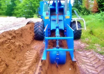 Effiziente Sportplatzdrainagen & Glasfaserkabelverlegung: Die GM 4 Allrad im Einsatz!