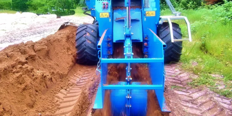 Effiziente Sportplatzdrainagen & Glasfaserkabelverlegung: Die GM 4 Allrad im Einsatz!