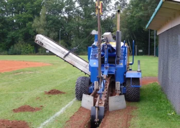 Effiziente Sportplatzdrainagen & Glasfaserkabelverlegung: Die GM 4 Allrad im Einsatz!