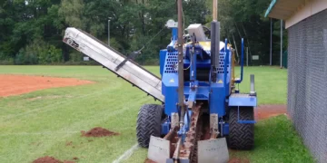 Effiziente Sportplatzdrainagen & Glasfaserkabelverlegung: Die GM 4 Allrad im Einsatz!