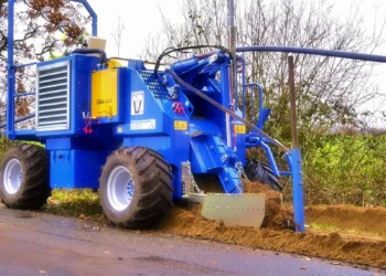 Effiziente Sportplatzdrainagen & Glasfaserkabelverlegung: Die GM 4 Allrad im Einsatz!