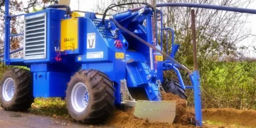 Effiziente Sportplatzdrainagen & Glasfaserkabelverlegung: Die GM 4 Allrad im Einsatz!